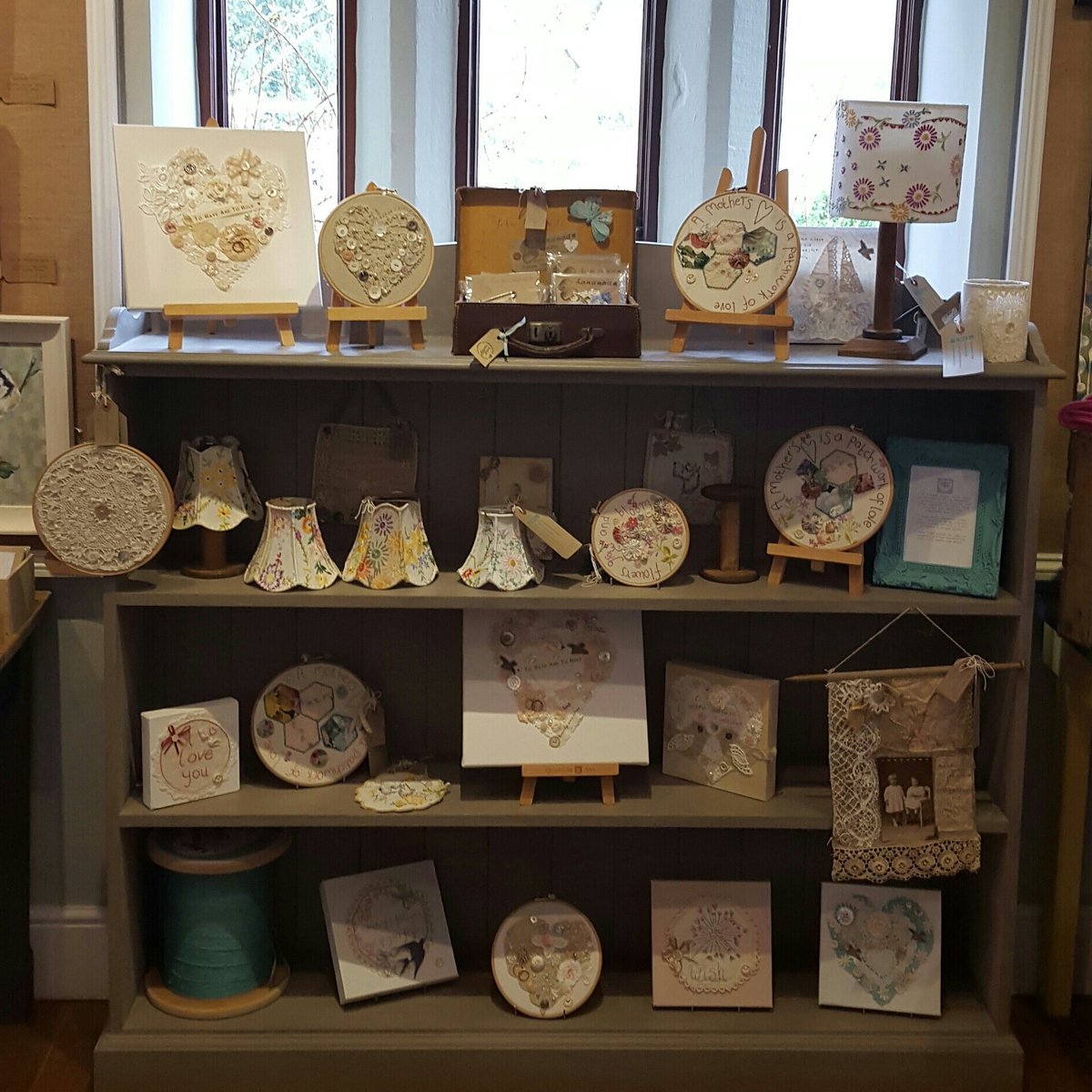 AmandasVintage's tweet photo. #prelovedhour #textiles #exhibition #justmakers #harlowcarr #harrogate #yorkshire finishes Tuesday #mixedmediaart https://t.co/HxSxOyEUM8