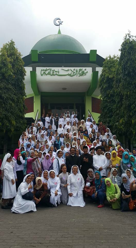 FerryMaitimu's tweet photo. Kunjungan para biarawati Katolik Gereja Kristus Raja Ungaran ke Masjid Jami Istiqomah Ungaran. #Toleransi #NKRI 😊 https://t.co/Jg3ThvDwDl