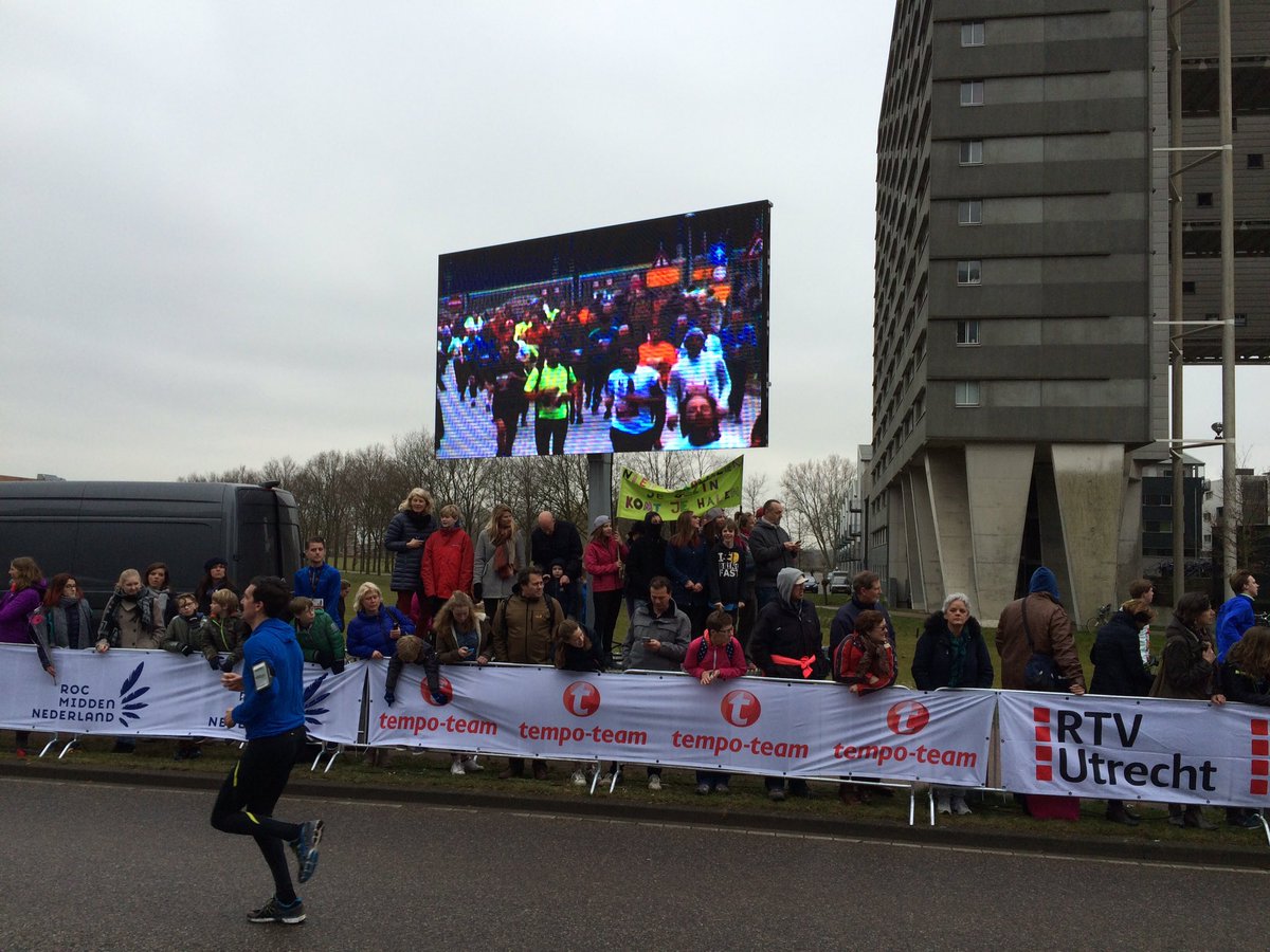 EventTimeNL's tweet photo. Super sfeer in de start finish straat bij @UTRMARATHON . We draaien gezellig door tot de laatste loper binnen is https://t.co/ZUmPR9O0eM