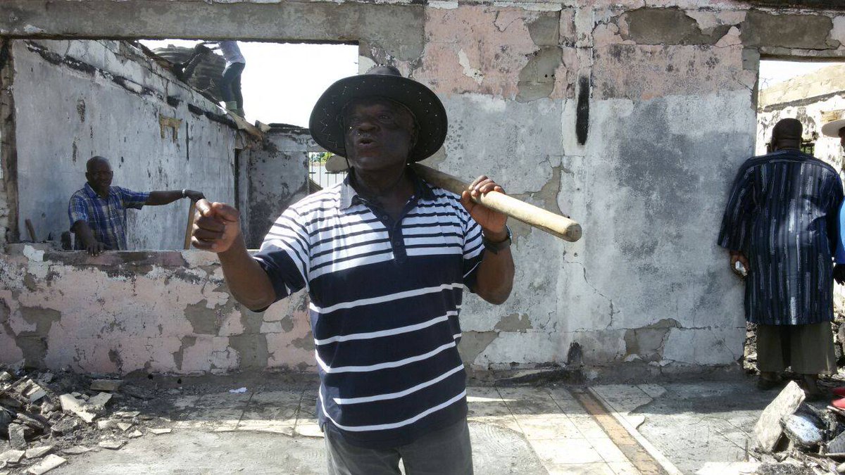 ClrGabon's tweet photo. Opération Retroussement des manches au Cabaret https://t.co/E4dDPLyUuh