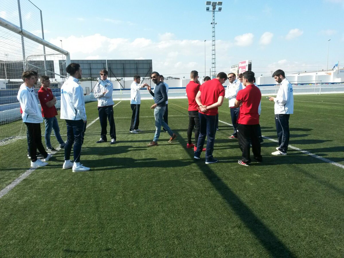 CiudadDeMurcia's tweet photo. El equipo ya está sobre el césped de El Pitín. https://t.co/cYtRtFCqzj