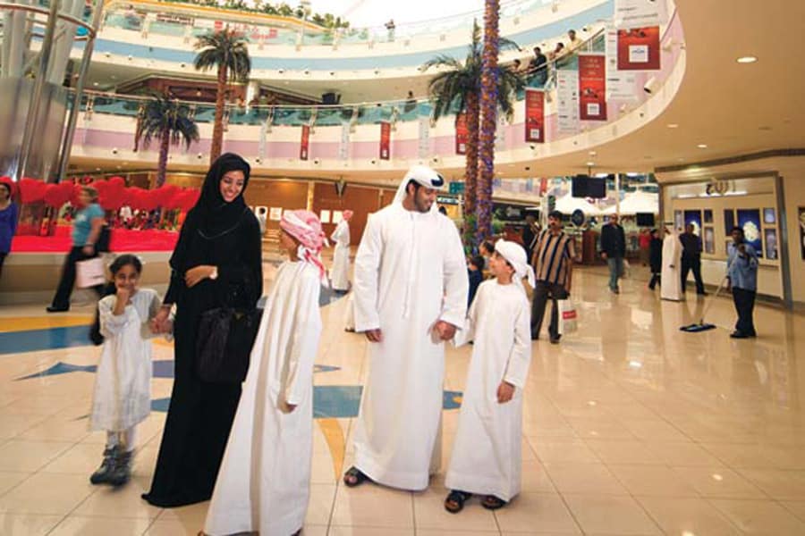 Есть ли в арабских эмиратах. Абу Даби жители. Арабские эмираты одежда. ОАЭ туристы. Арабские эмираты одежда для женщин.