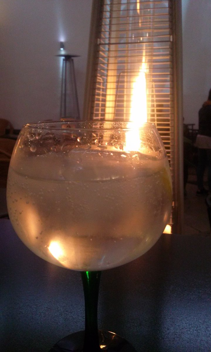 Después de comer en el <a href="/lydiaplaza/">lydiaplaza</a> con mi suegra y mi mujer, ahora tomando una copita en el <a href="/Santiesteban18/">Santiesteban18</a>