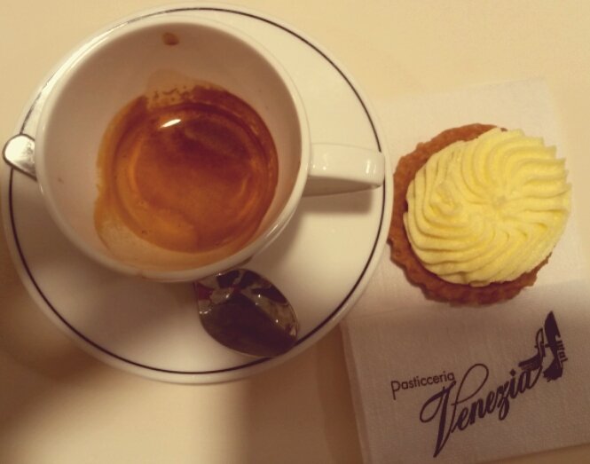 Silviatave's tweet photo. Si dice non si possa lasciare #Vicenza senza prima aver assaggiato un cestino alla crema della pasticceria Venezia 😋 https://t.co/8OddbfZGAB