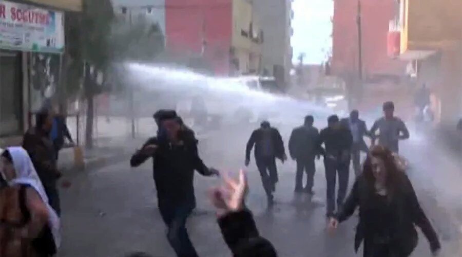 AnnaIrmaBattino's tweet photo. #Turkey shoots pressurised water&amp;teargas to break up celebrating to #Newroz It's happens in #Istanbul #Adana #Izmir https://t.co/BO2U6VreeU