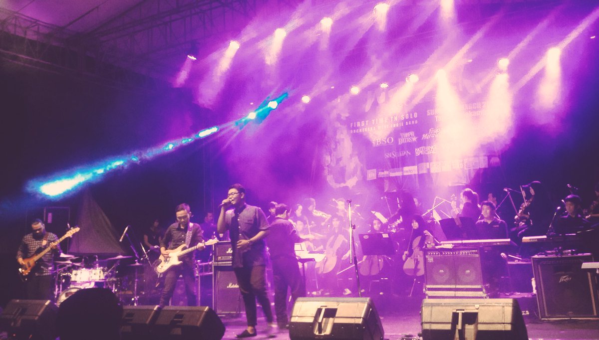 Lagu Kerangka Langit yang dibawakan oleh kolaborasi dr beberapa Band malam ini jd penutup #WazemConcert