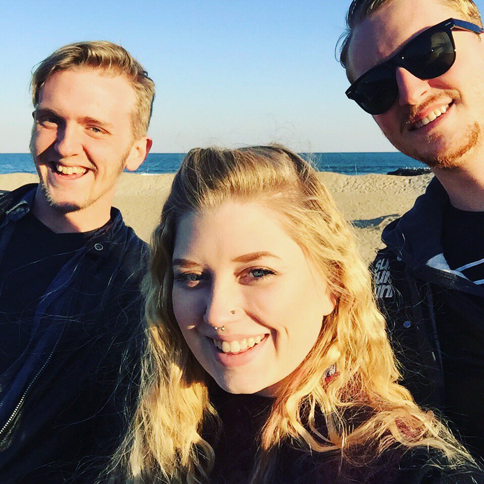 SlowMoCommo's tweet photo. Just a picture of us being touristy in New Jersey https://t.co/qDJ5nURRtW