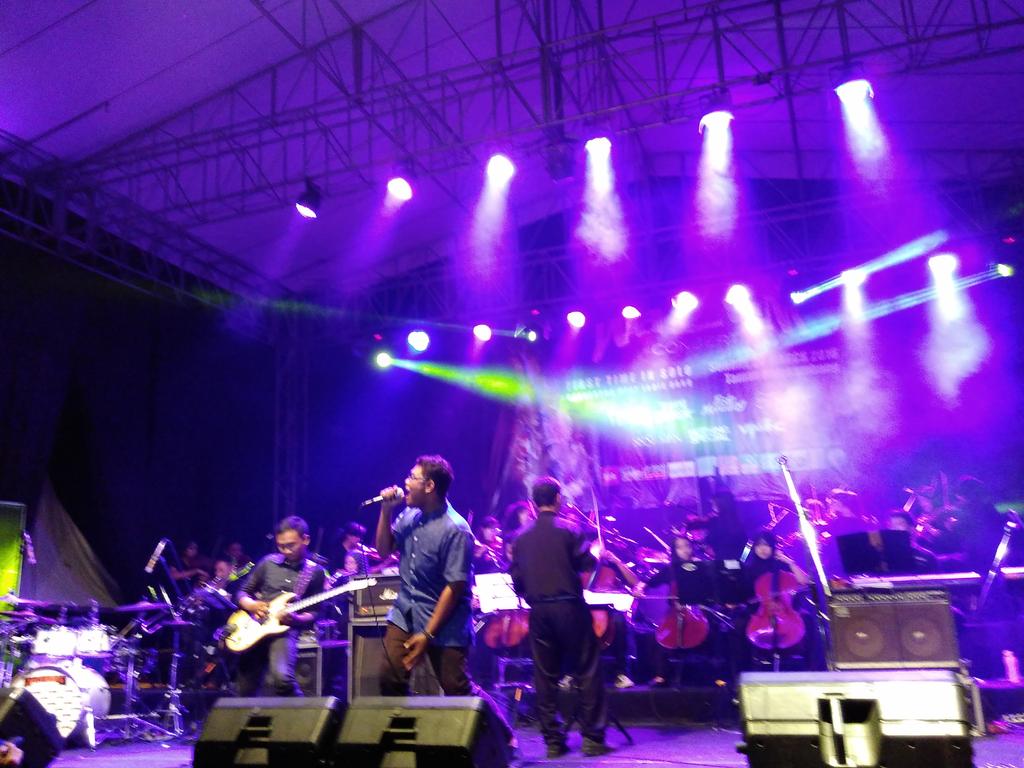 wazem_concert tweet media