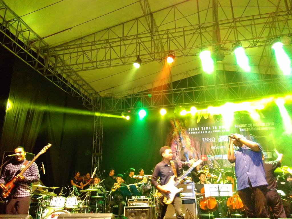 Lagu 'Kerangka Langit' yg dibawakan kolaborasi band2 pengisi mnjadi penutup berakhirnya #WazemConcert malam ini
