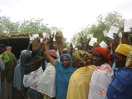 ZakiEnfant's tweet photo. Les femmes nigerienn'es sont sur le terrain des urnes 
La participation est au rendez-vous https://t.co/qwA8xGR1Ks