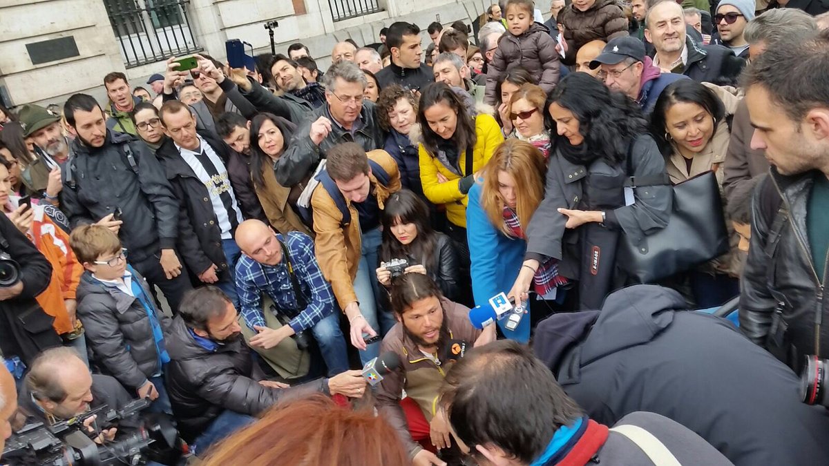 mochilerostv's tweet photo. Más de 3 años dando la vuelta al mundo a pie. 12 pares de zapatillas y miles de kms. ¡Enhorabuena @earthwidewalk! https://t.co/e6kQlOF72R