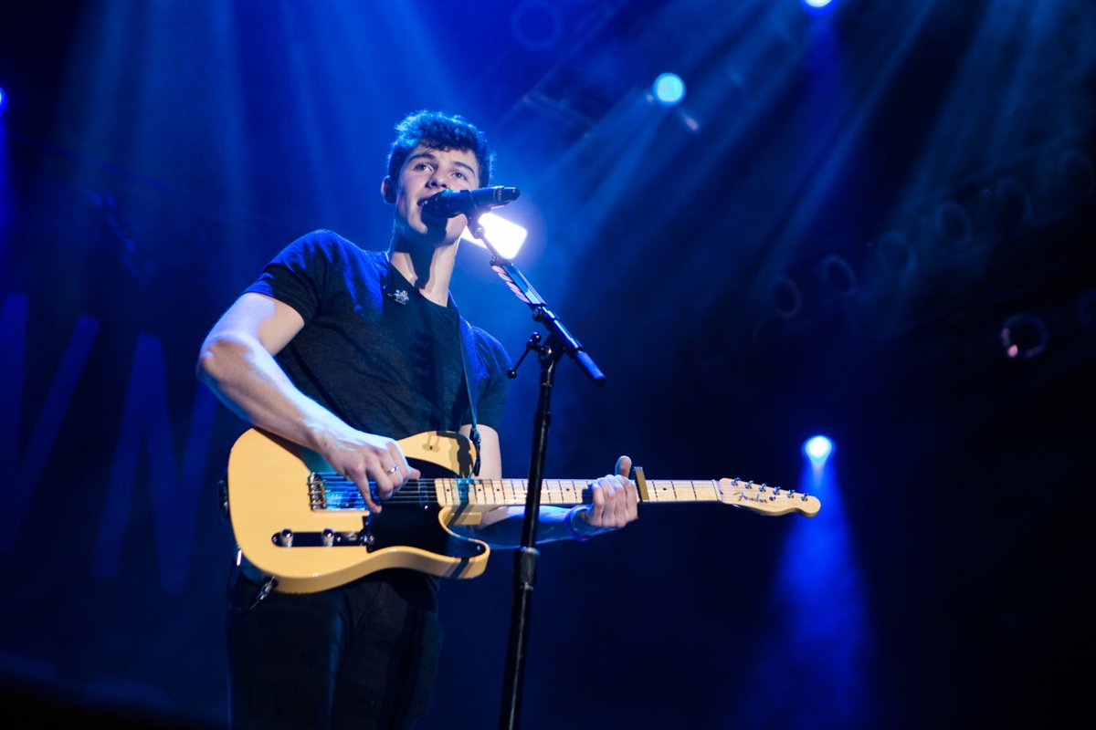 ShawnAccess's tweet photo. Universal Orlando last night what a show! 🙆🏻 https://t.co/8lC6vwvFUh