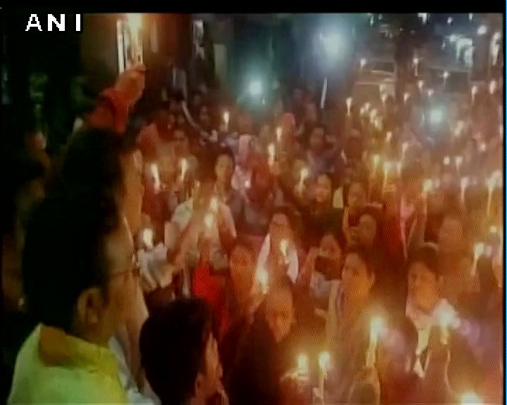 ANI's tweet photo. Supporters of CM Harish Rawat from his constituency (Dharchula) hold candle march in his support #UttarakhandCrisis https://t.co/WxurHCkh1W