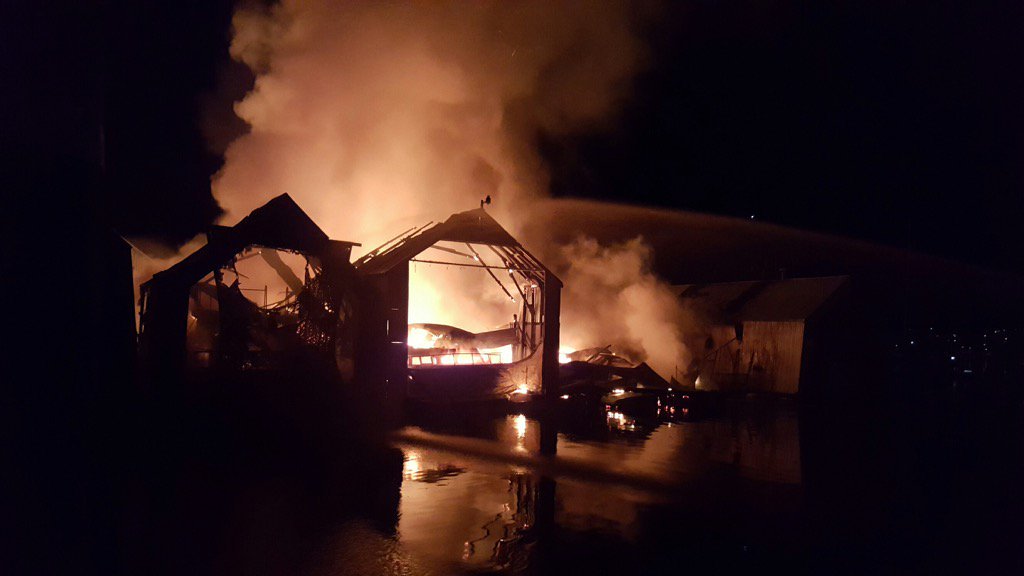 6 boats destroyed, but dozens saved in 2-alarm fire at Port Orchard marina - komonews.com/news/local/6-b…