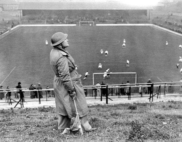ulugkayin_'s tweet photo. (İronik)
Arsenal maçında Alman hava saldırısına karşı nöbet tutan işaretçi. /Londra 1940 https://t.co/H9fh6RI1AD