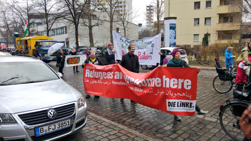 flecks's tweet photo. Und @dielinkeberlin ist zwischen #AlQuds und #BDS ...
#ReichenbergerStr
#MRIYR #Berlin https://t.co/KhPeMyzlCh