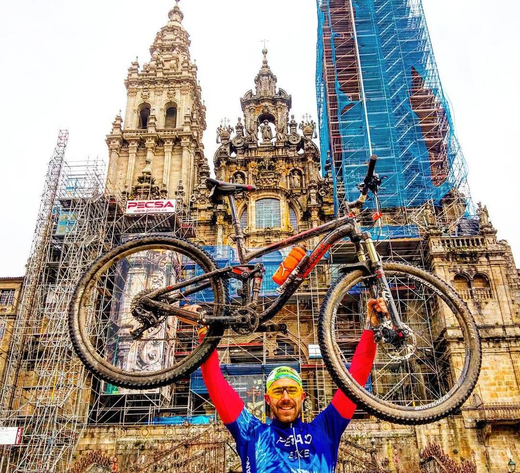 CarlosJJuaarez's tweet photo. Buenas tardes desde la plaza del obradoiro.
#caminodesantiago #roadtosantiago #cascada #trek #trekfuelex9 #agua #ex… https://t.co/56ztyQaUy1