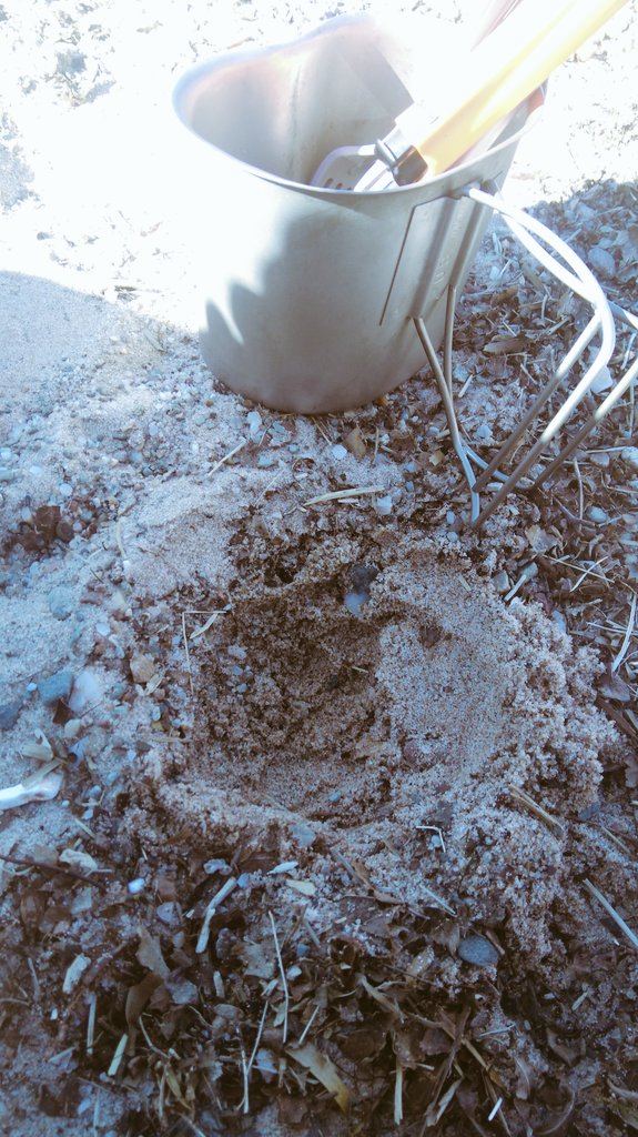 LNT_Adventures's tweet photo. Scrape a hole in the beach, a bit of @VangoFuel then place your mug over. #latte. https://t.co/4PjpclLT99