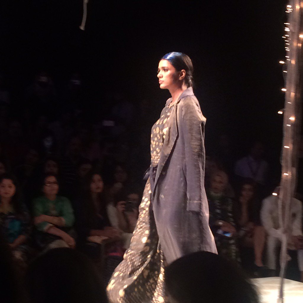 mytrendin's tweet photo. @ilovepero does gold in the most subtlest and beautiful way! 🙌🏼  #AIFWAW16 #IndiaModern @TheFDCI @AmazonFashionIn https://t.co/8s8X5BZhvj