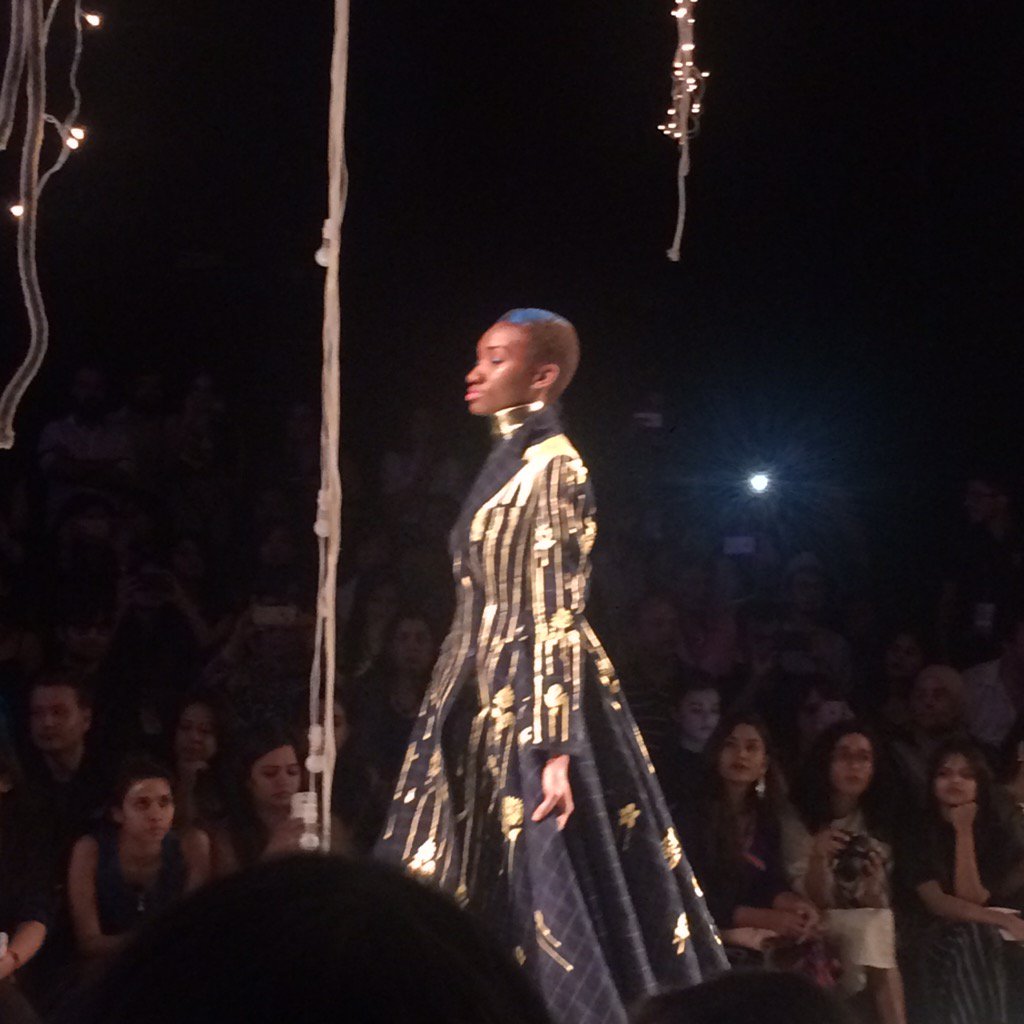 mytrendin's tweet photo. And the #GoldRush continues with #RajeshPratapSingh #GRANDFINALE #AIFWAW16 #IndiaModern @TheFDCI https://t.co/qcWEF6MFDr