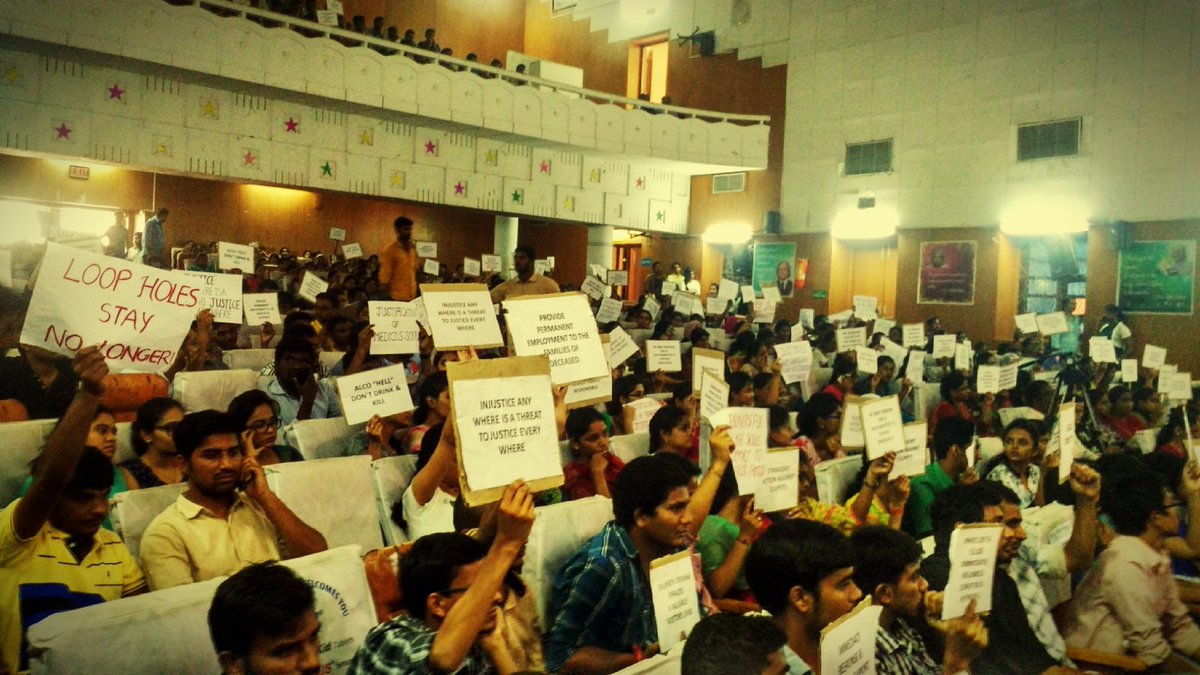 TheBoneDocc's tweet photo. #omctragedy #supporttheirfamilies 
Silent protest by the students of OMC during condolence meet https://t.co/kAp7rziUvC