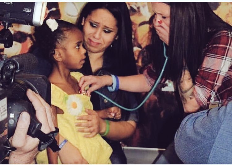 أم تستمع لدقات قلب طفلها المتوفي بعد أن تم التبرع بقلبه لطفلة صغيره كانت بحاجة ماسّه لزراعة قلب لها ، إنسانيه ❤️