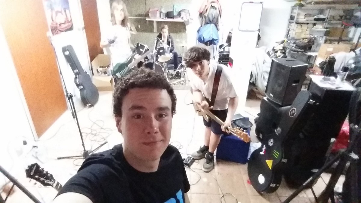 FeedingTheEnemy's tweet photo. Empezamos el último ensayo después de grabar unas cuantas chorradas 😂👌 #OperacionPaellas #PaellasLive https://t.co/fiAmwLTSG9