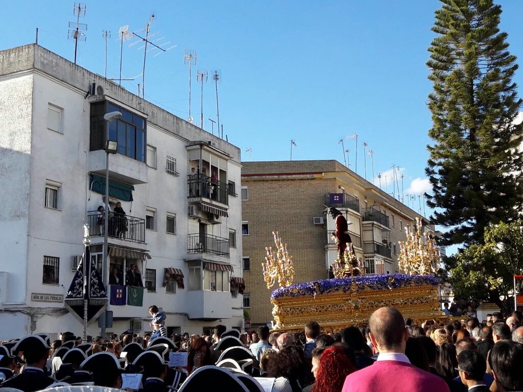 SoyunNazareno's tweet photo. Ya esta en la calle el Cautivo @HdadCautivoDH suena la @FuensantaMoron https://t.co/VJ7PNcqsdI