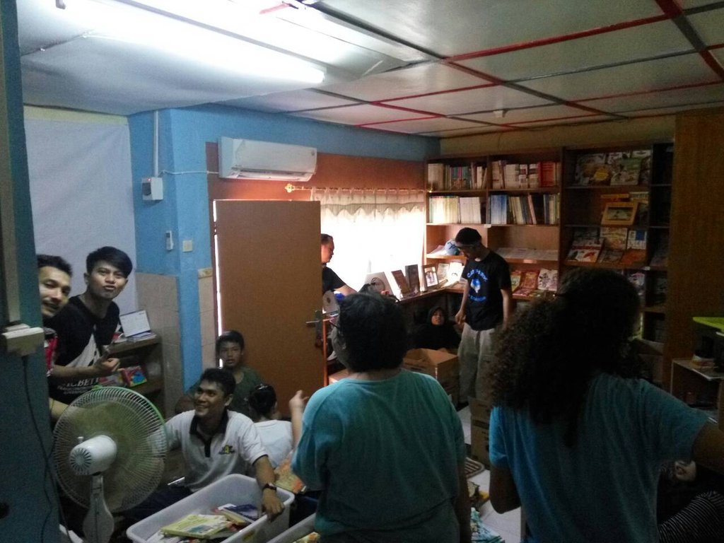 YR15CI_jakut's tweet photo. 20/3/16,kgiatan packing buku tuk d distribusikan ktaman baca #ride2read #1001bukujalanindonesiasemakindidepan https://t.co/s4P8MKZCPb