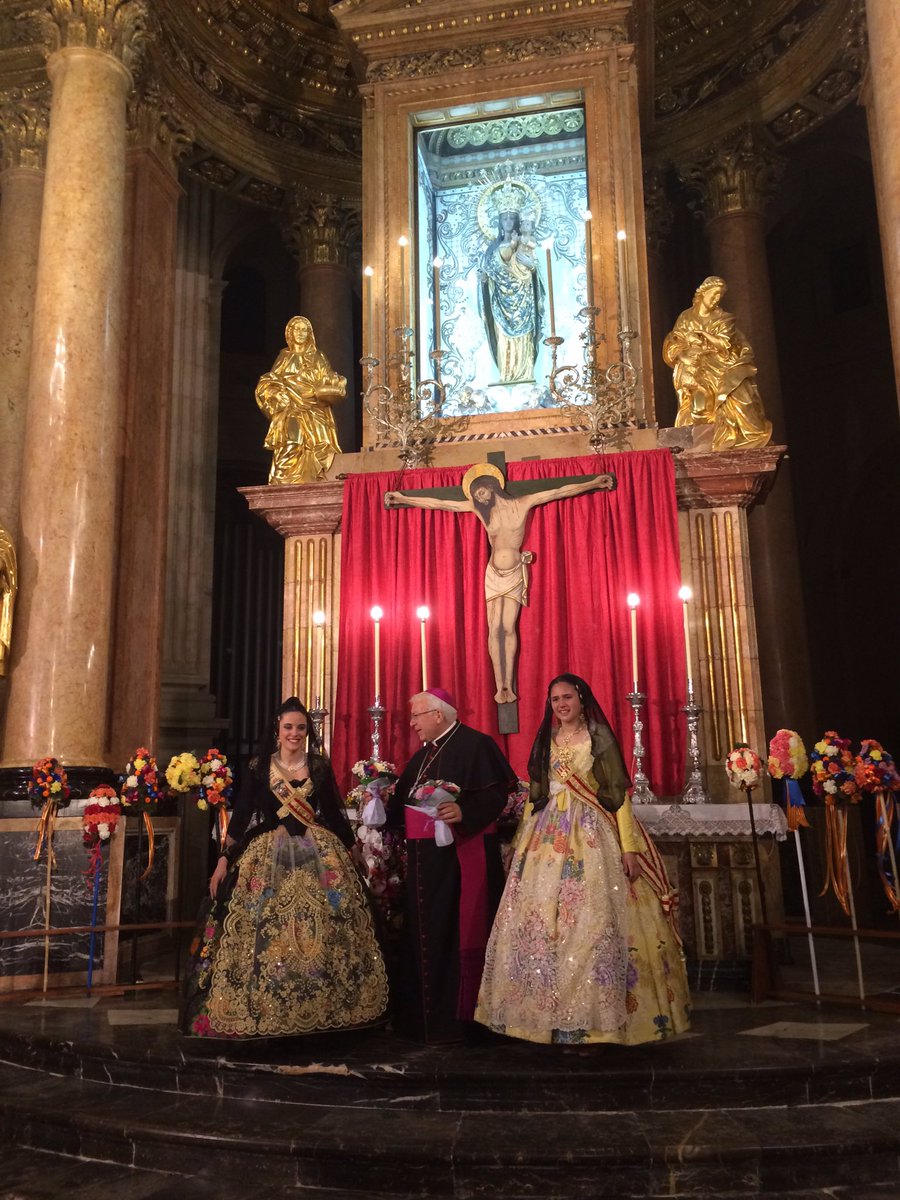 JLFXATIVA's tweet photo. Ofrena a la Mare de Déu de la Seu el passat dia 18 d'Alba i Gisela, Falleres Majors de Xàtiva 2015. #fallesXàtiva https://t.co/M2Ql7C7GwJ