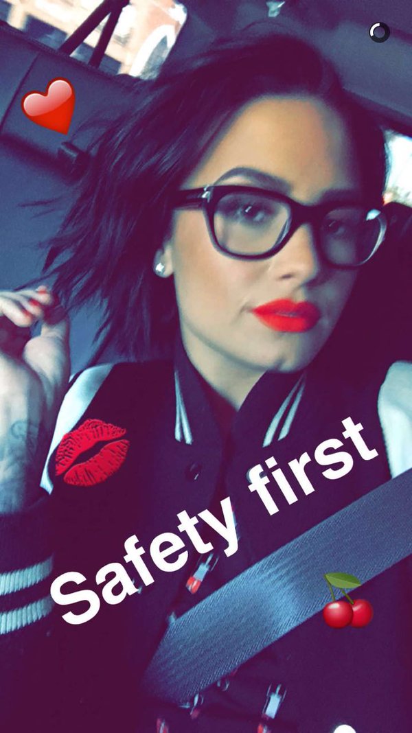 DEMIB0LUD4's tweet photo. los ojos el pelo los labios las manos es perfecta #Hello #BestCover #iHeartAwards https://t.co/WkXTymRwdS