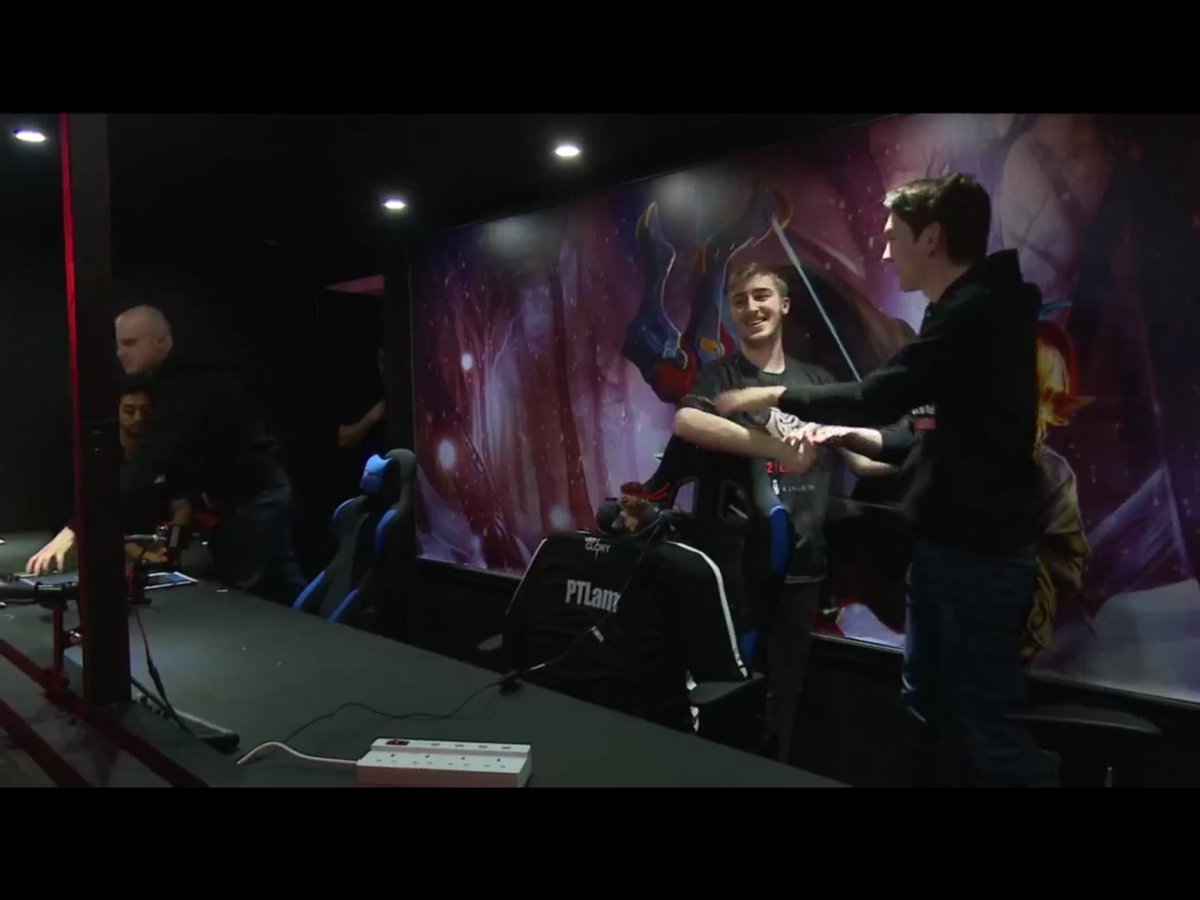 VaingloryRU's tweet photo. .@TeamSNOWvg и @G2esports #vainglorylive #SNOWGLORY https://t.co/eX03EGto5I