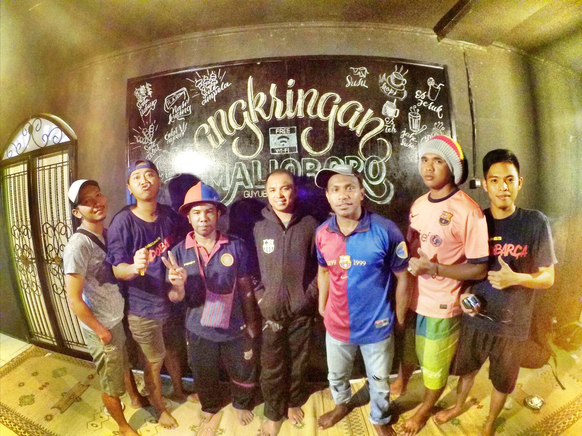 INDOBARCA_TMK's tweet photo. Gracies pasukan Nobar kami di @ankmalioboro, minimal by maximal match ! @PenyaIndoBarca #ViscaBarca #ViscaIndobarca https://t.co/nEnzfE2Ba0