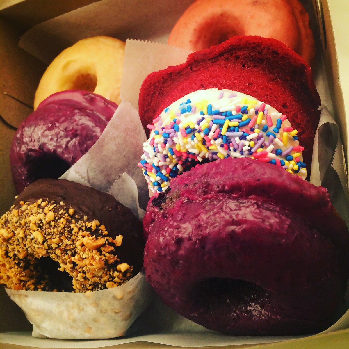 griotDAMONE's tweet photo. Had @fonuts for the 1st time yesterday, thx to my beautiful friend @elysemirto. LOVED the blueberry/Earl Grey one! https://t.co/V6RUFuqRxS