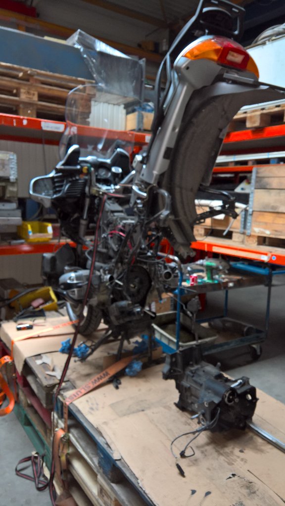 BartCoppes's tweet photo. BMW R1100 RT puzzle. Voor de eerste keer. Tot in detail weer in elkaar! Rijdt zelfs beter dan voorheen! https://t.co/7clU1Bjp0d