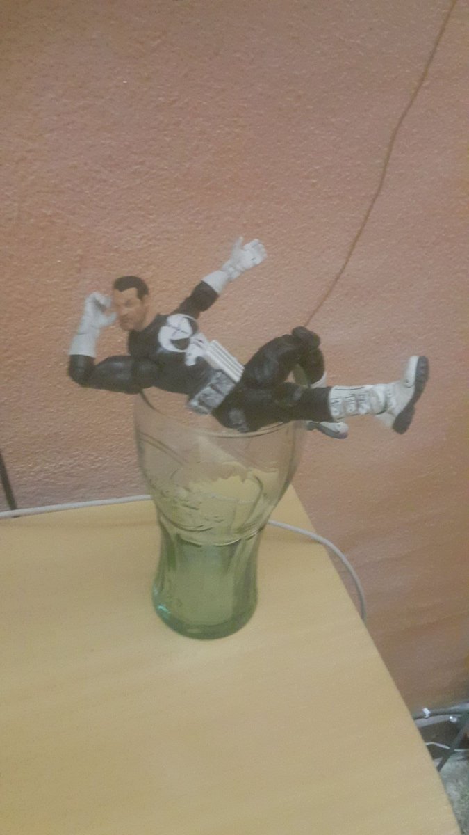 bellamyribeiro's tweet photo. #motorhead #aceofspades on s02e03 of #DaredevilSeason2. #JonBernthal is the punisher #ThePunisher #marvel https://t.co/tK5S3wvb6j