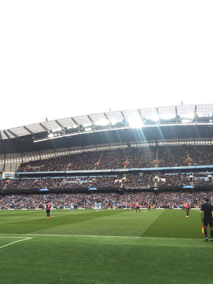 Made_From_MCR's tweet photo. #MadeFromManchester #DerbyDay Blue or Red? https://t.co/OjsLPEaFJd
