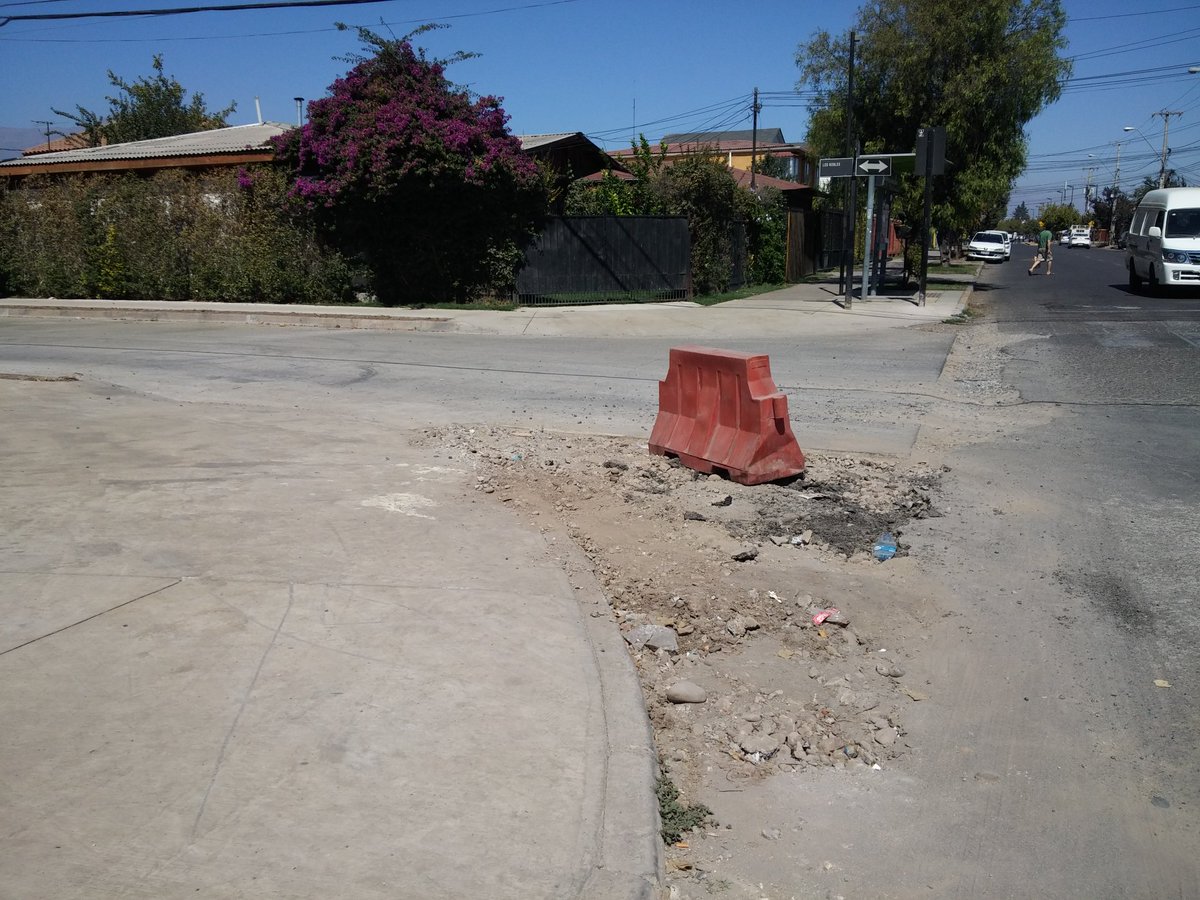 delegadosbf's tweet photo. @germancodina Los Robles esquina Juan de Dios Malebran lleva MESES en construcción y no han realizado terminaciones https://t.co/ZLsvf5XK9F