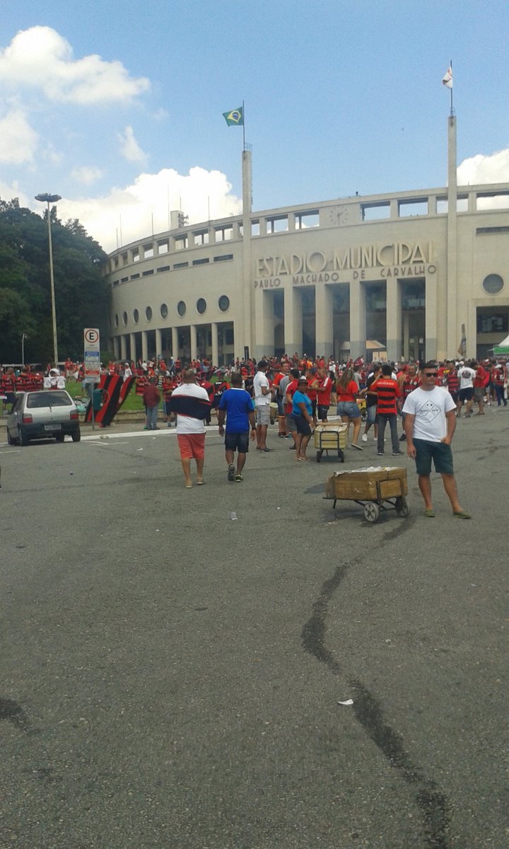 sorinmercio's tweet photo. Nação Rubro-negra de posse da Praça Principal do Flacaembu. #BotecoDoFla #AoVivo https://t.co/jzBIxDCynm