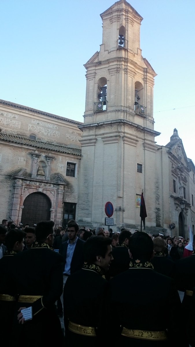 Avanza el cortejo por la pierta de santo domingo la hermandad de <a href="/Huerto_Lucena/">Real Cofradia del Huerto</a> espera su salida a disfrutar