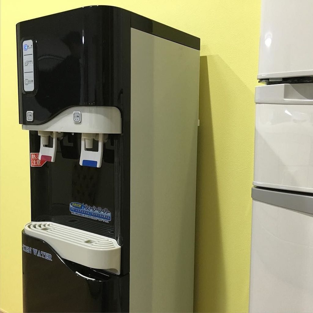 オーケンウォーター ウォーターサーバー 宅配天然水の無料お試し 体験キャンペーン Auf Twitter 丹波市のm様新宅にスマートサーバーブラックを設置頂きました 壁紙とのコントラストがお洒落です ウォーターサーバー ウォーターサーバー便利 おしゃれ 新築