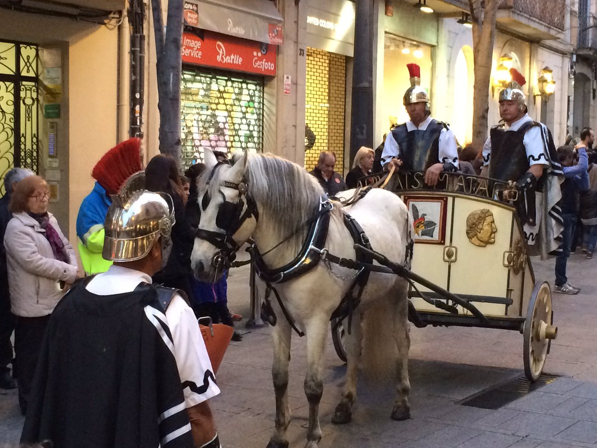 QuimFdezOller's tweet image. Els @ArmatsM fan les seves evolucions ala Riera durant el recorregut de la processó del #Prendiment #SSantaMataró