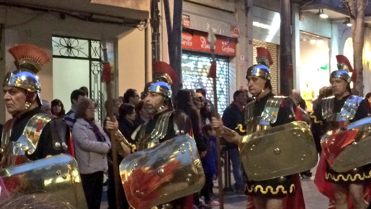 Dolors_guillen's tweet image. Els @ArmatsM desfilen Riera avall donant pas a la processó del  #Prendiment #SSantaMataró #Mataró