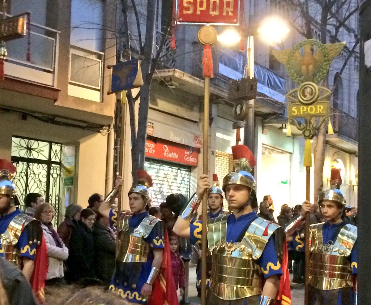 Dolors_guillen's tweet image. Els @ArmatsM desfilen Riera avall donant pas a la processó del  #Prendiment #SSantaMataró #Mataró