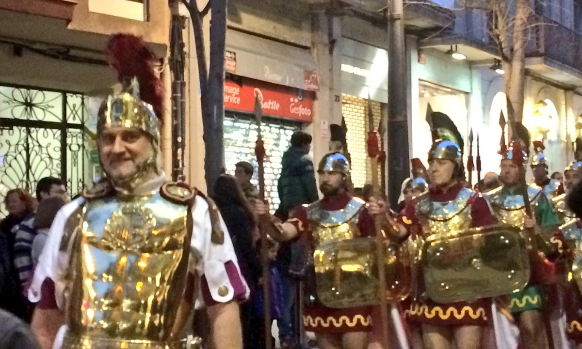 Dolors_guillen's tweet image. Els @ArmatsM desfilen Riera avall donant pas a la processó del  #Prendiment #SSantaMataró #Mataró