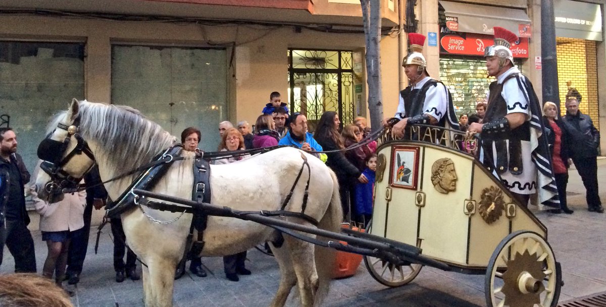 Dolors_guillen's tweet image. Els @ArmatsM desfilen Riera avall donant pas a la processó del  #Prendiment #SSantaMataró #Mataró