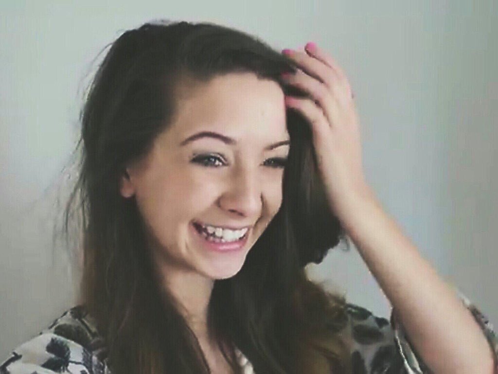 smhchlo's tweet photo. keep voting for this beautiful human! #ZoeBeautyStar 1 RT = 1 VOTE💎 https://t.co/vfG6AiG8qO