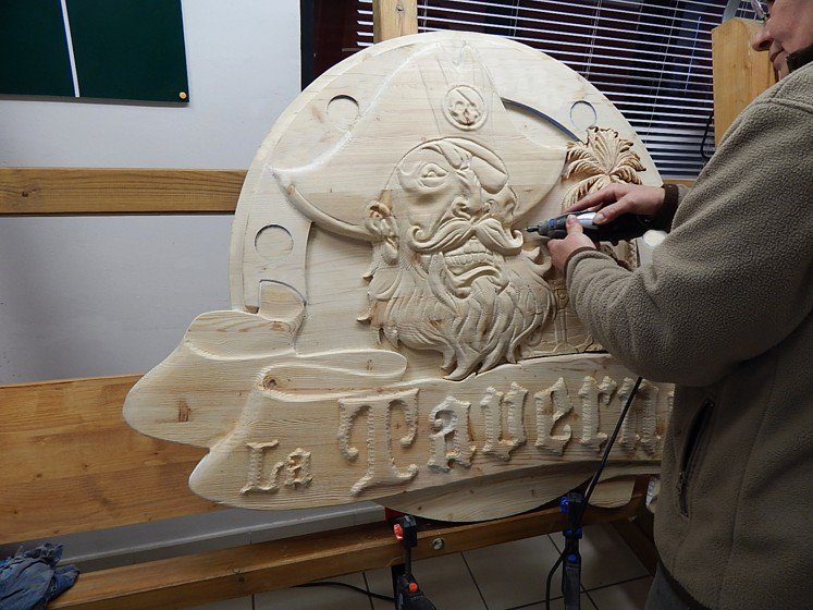sascombigraf's tweet image. Enseigne Relief en Bois gravée &amp;amp; entièrement peinte à la main, enfin terminée !! A venir découvrir dans nos ateliers