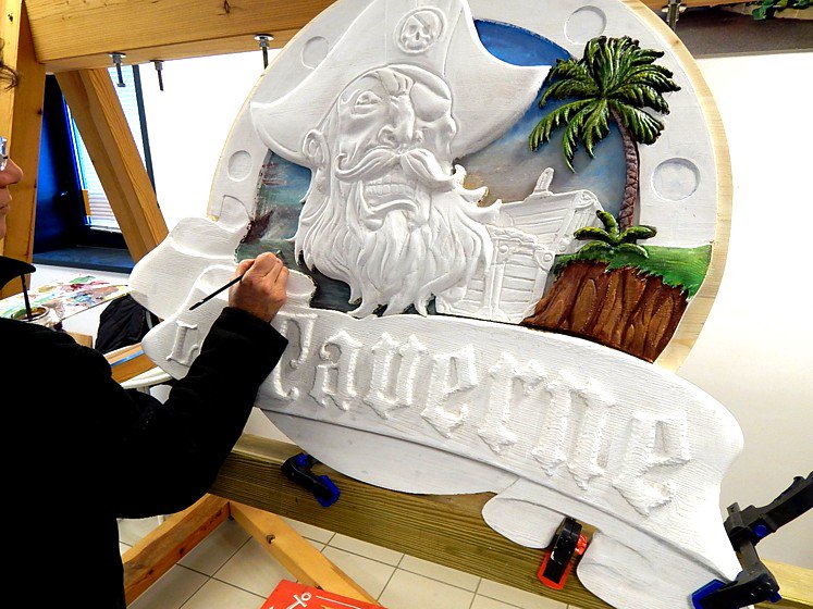 sascombigraf's tweet image. Enseigne Relief en Bois gravée &amp;amp; entièrement peinte à la main, enfin terminée !! A venir découvrir dans nos ateliers