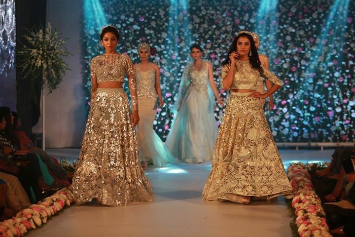FPW_2016's tweet photo. @falgunipeacock 4 u people ✌🏻️💃🏻

Scintillating show 😍

@FPW_2016 
@BrandAvatar 
#CrownePlaza
@THE_SM_DOODE https://t.co/cYQpny0ZKt